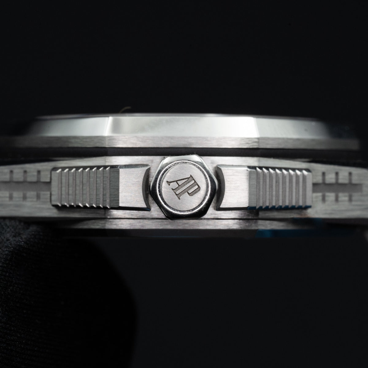 7718600